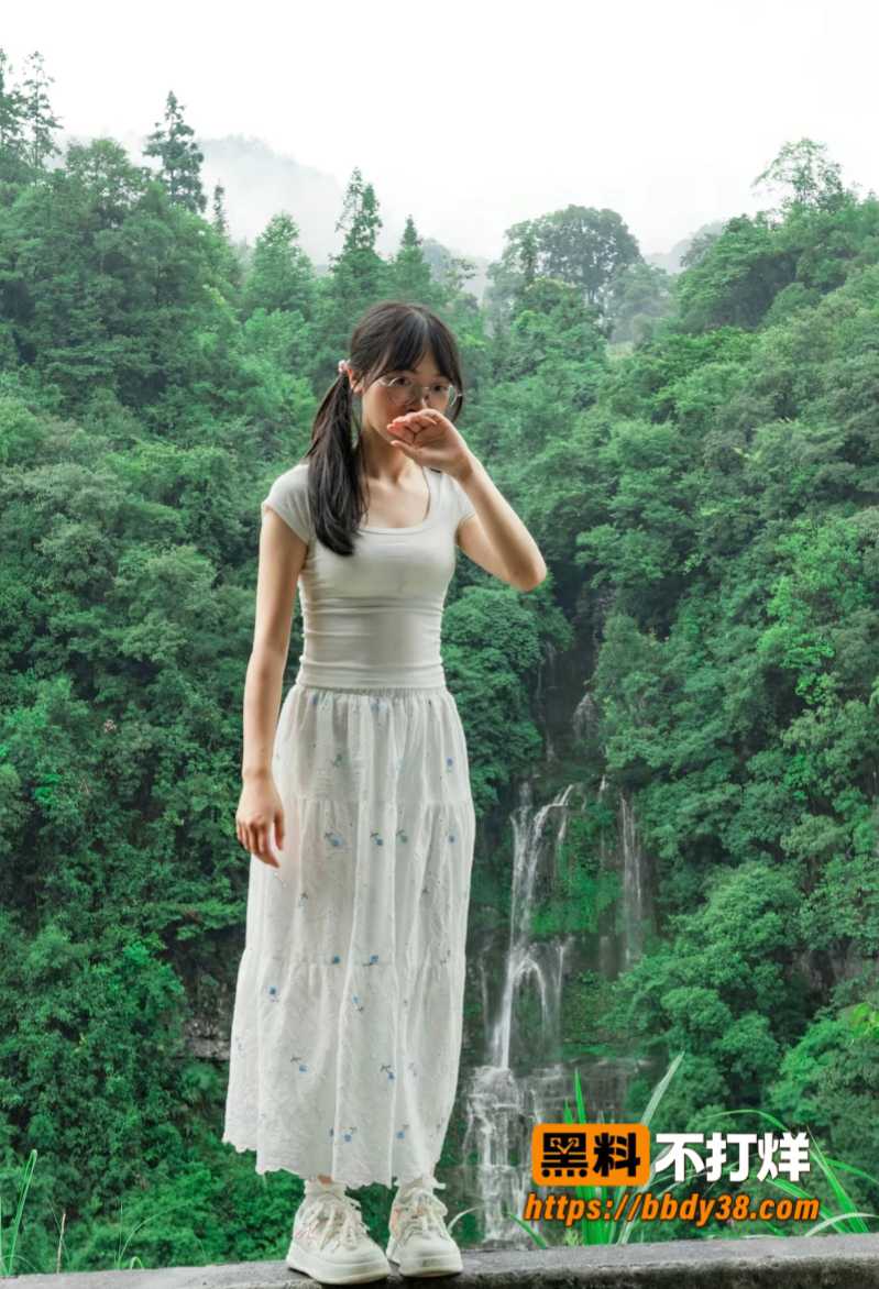 清纯眼镜口罩妹白丝吊带裙6