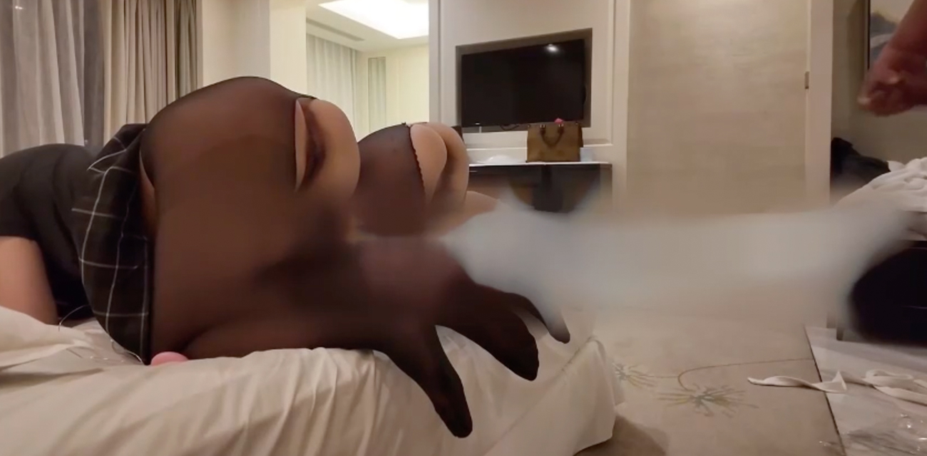 3P怎么做到不嫌弃对方的?女上空姐OL制服妹脸贴在鸡巴上舔 果然男人都喜欢骚的和主动的!