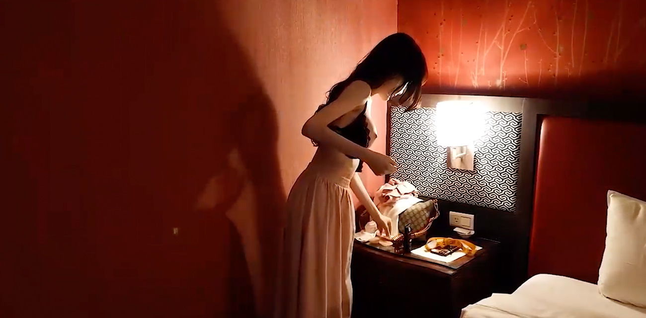 现实版美女与野兽 18厘米巨根插入娇小粉嫩白虎 全程罕见露脸淫荡对白!