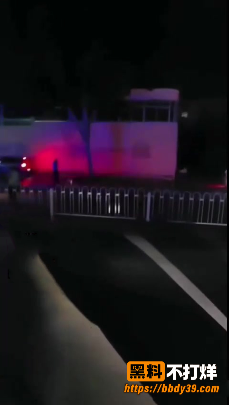 临沂临沭时代广场凌晨出大车祸 特斯拉疑似醉驾撞电动车 现场画面极其惨烈