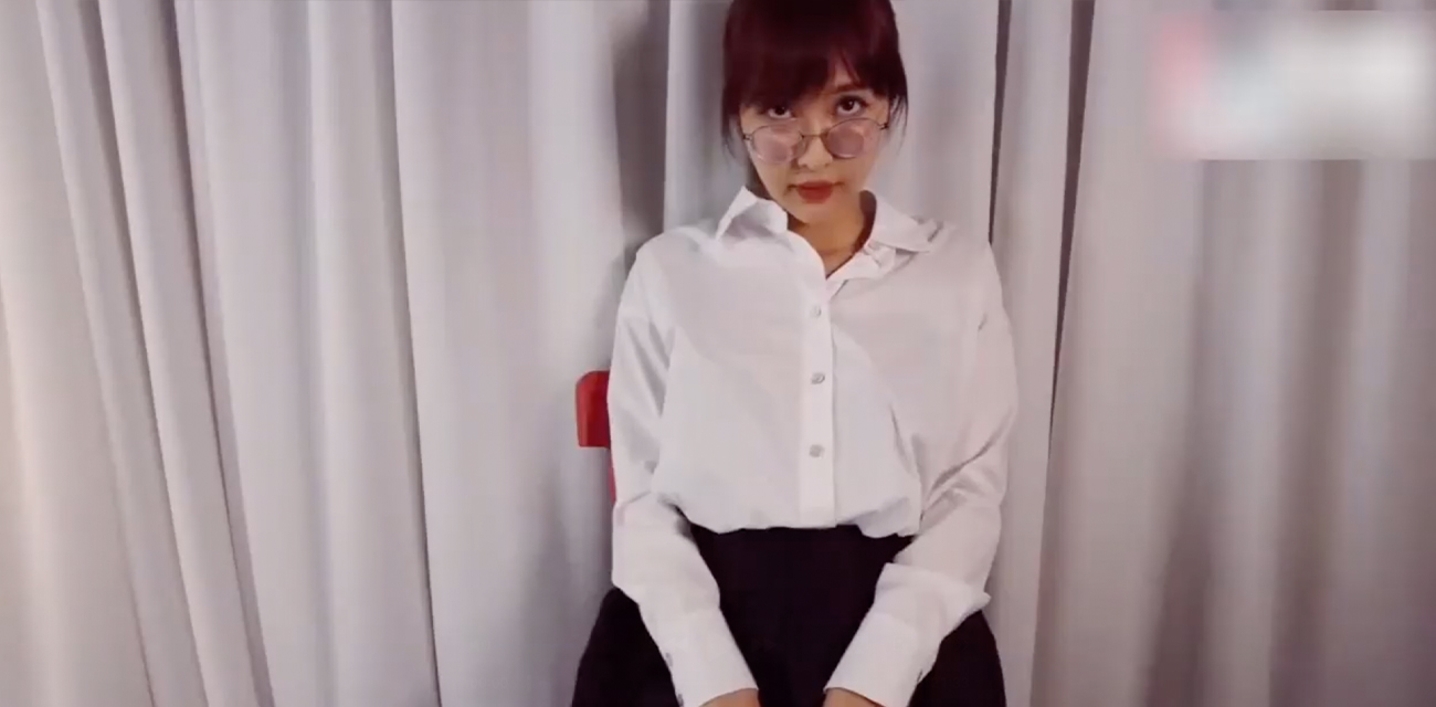 眼镜女友反差婊 外表清纯居然超会玩 穿着制服按头后入 啊啊啊啊的疯狂乱叫!