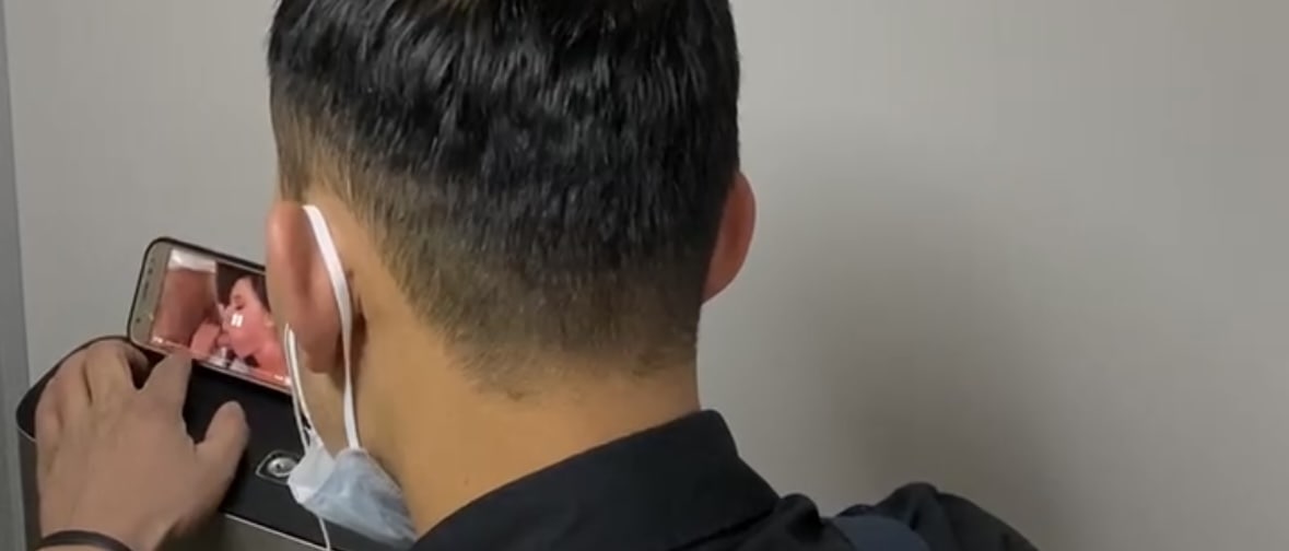 男子厕所全神贯注看片飞机片疯传