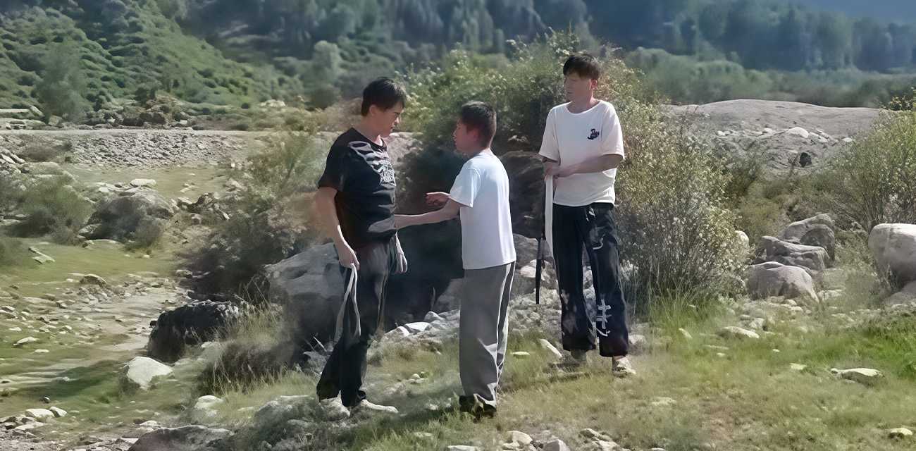 甘肃积石山霸凌者被制裁视频 两小伙联手霸凌小男孩后被勇士集结暴打 网友:打的还是太轻了