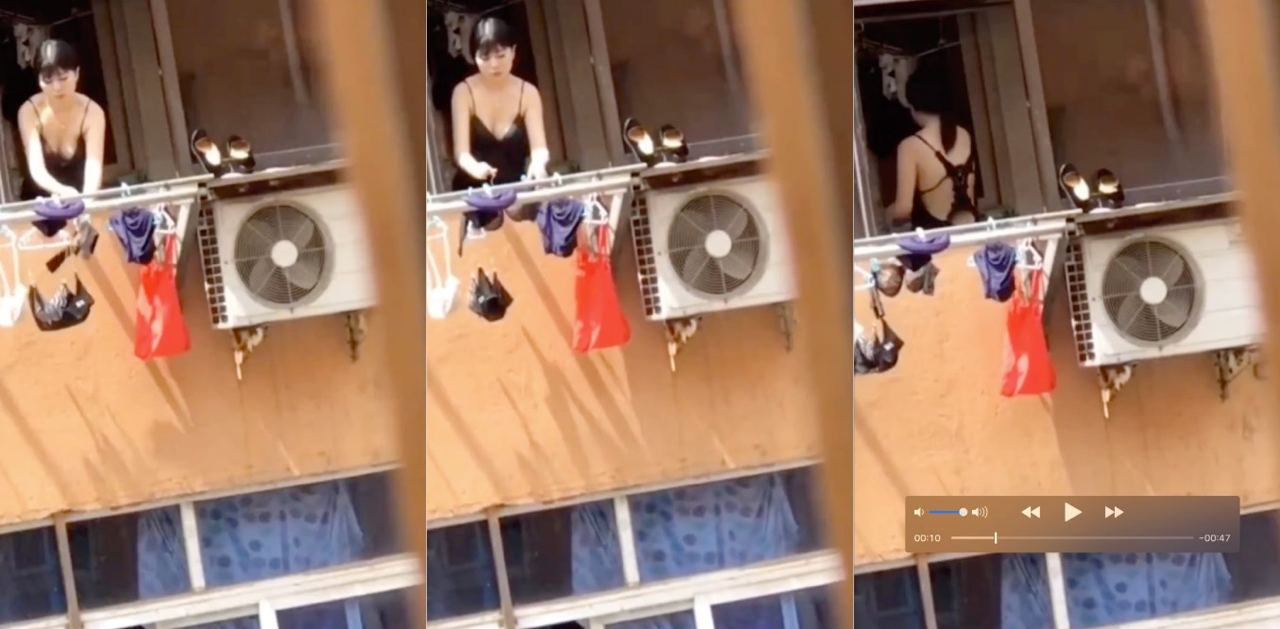 偷拍,隔壁住的是潘金莲嘛?情趣开背睡衣阳台大方展示傲人身材