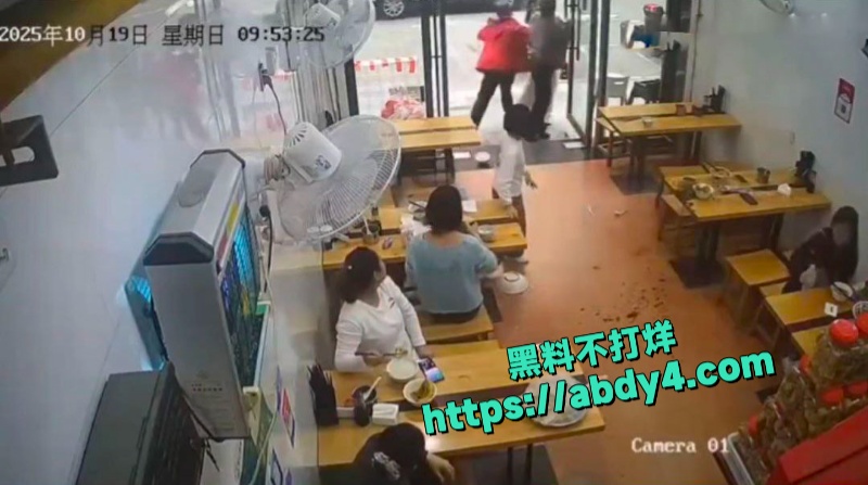 小仙女面馆一人独占两凳态度嚣张被男子及父亲当场暴打 6