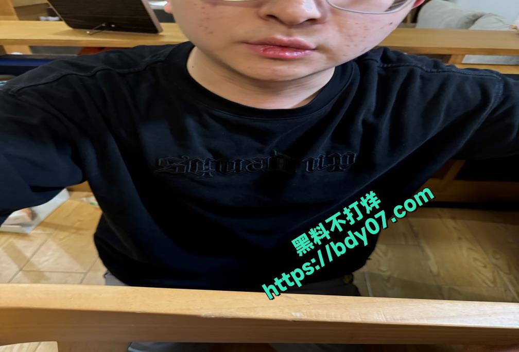 24其苦苦哀求别将嫖娼事情举报,立誓重新做人! (1).jpg