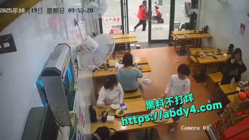 小仙女面馆一人独占两凳态度嚣张被男子及父亲当场暴打 5