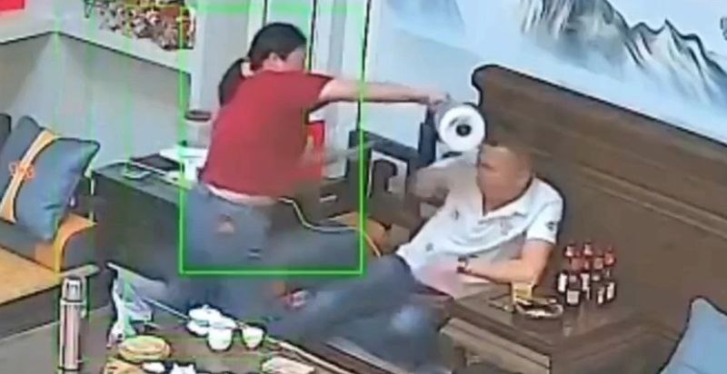 夫妻两口生闷气而妻子下一秒直接用开水伺候丈夫?家庭监控拍下恐怖一幕!