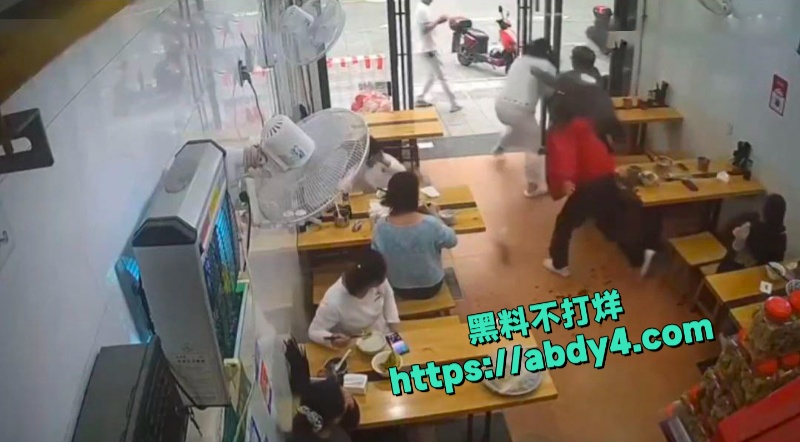 小仙女面馆一人独占两凳态度嚣张被男子及父亲当场暴打 7