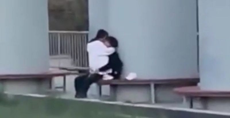 师大传媒小情侣路边啪啪 白衣女子太饥渴了疯狂扭腰 这么刺激的玩法我也想要!