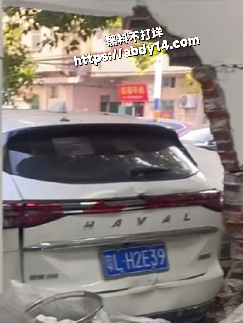 广东惠州,女司机 开车穿墙而过也是牛逼了4