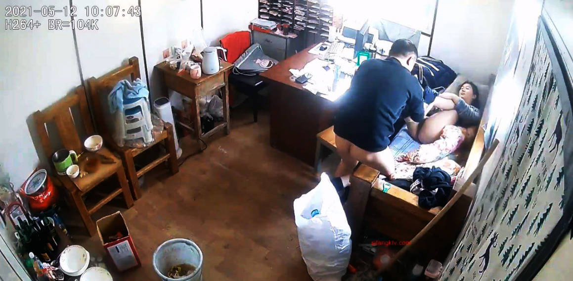 网络摄像头破解 少妇欠网贷上财务公司小办公室单人小床肉偿还息!