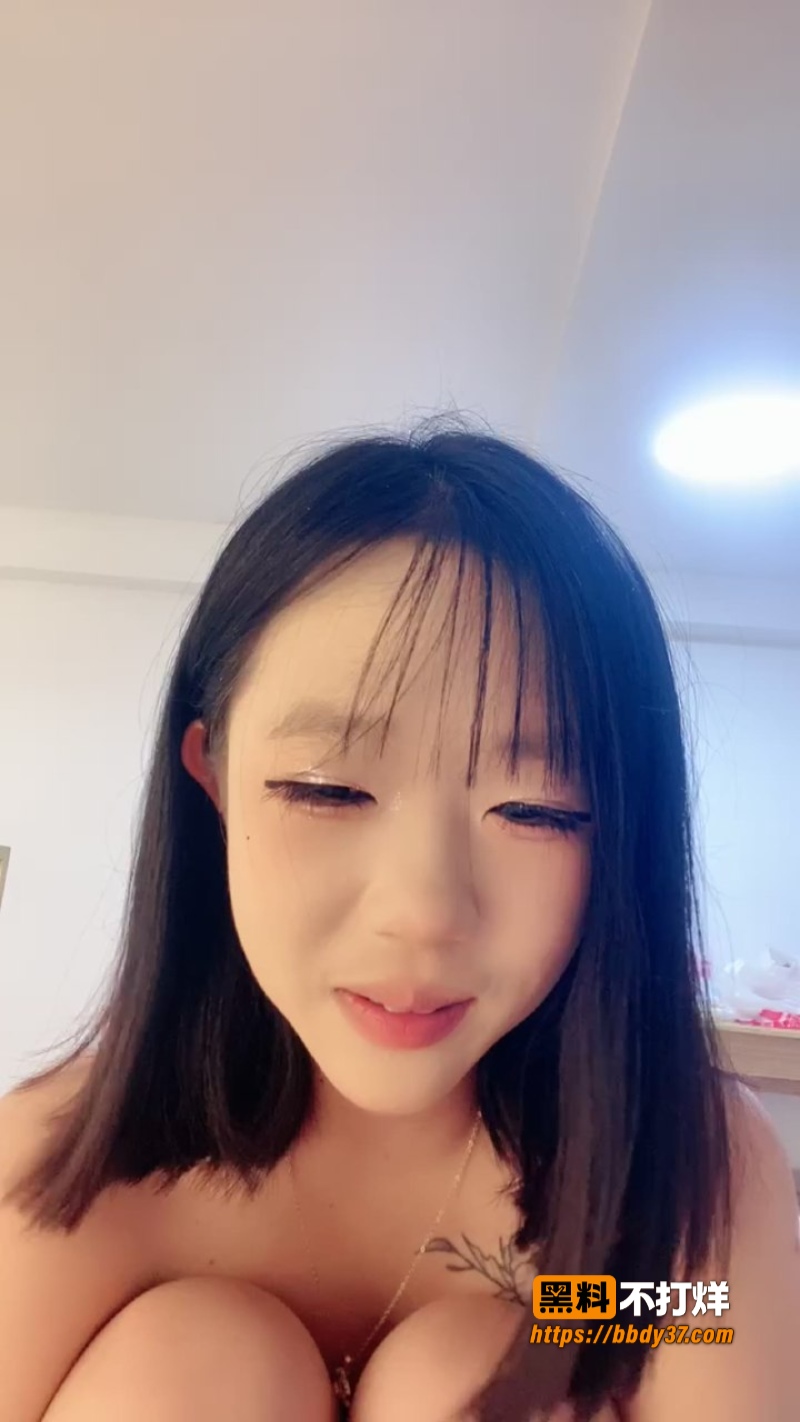 短发精神小妹小七抽烟直播反差2