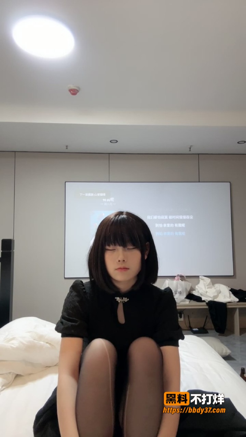 短发精神小妹小七抽烟直播反差4