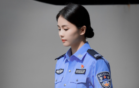 【原创首发】迷奸警察亲姐姐,这会⼉⼼还在跳 4P+19分钟视频