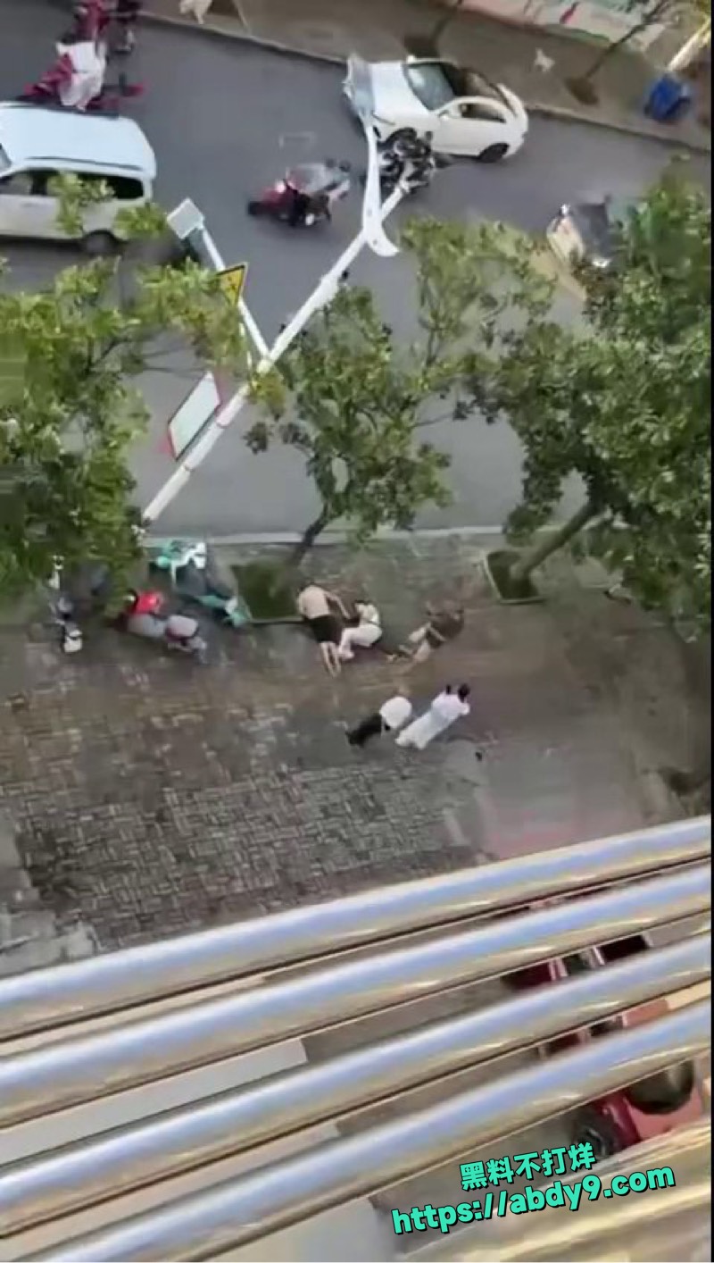 出轨女偷情被老公抓现行9