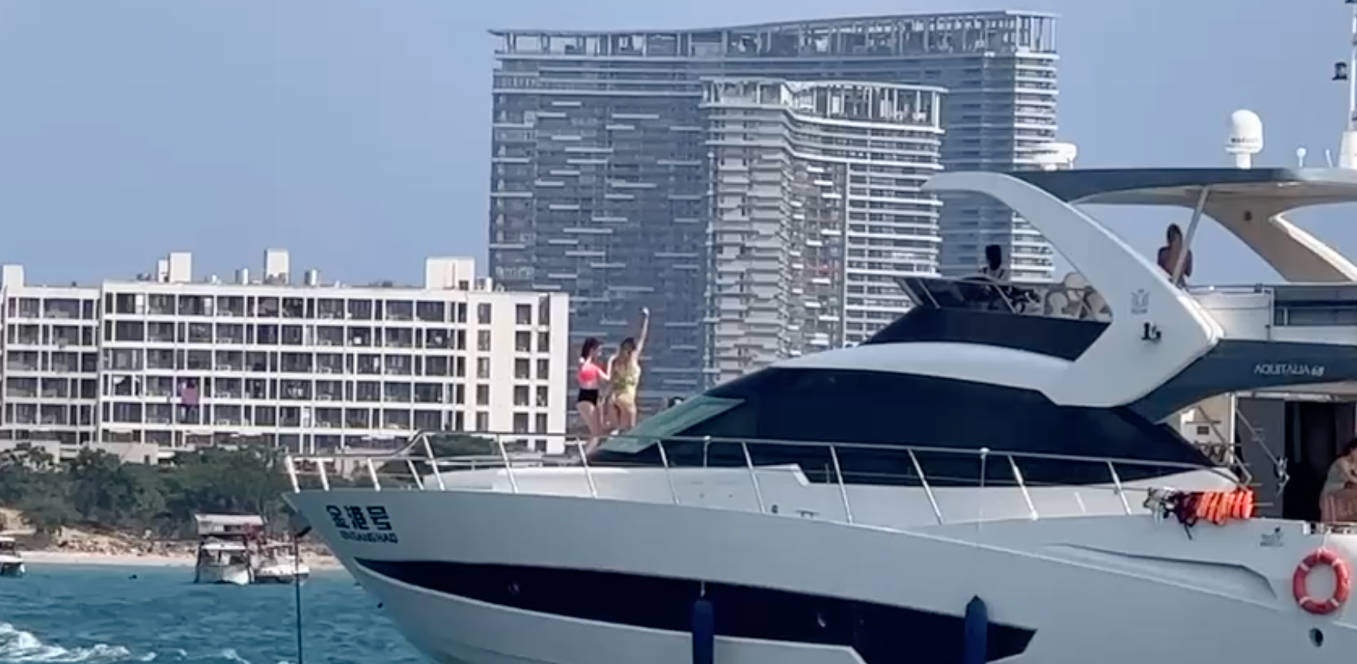有钱人太会玩了 游艇上开派对美女船头跳舞扭得真带劲 你看爽不爽?