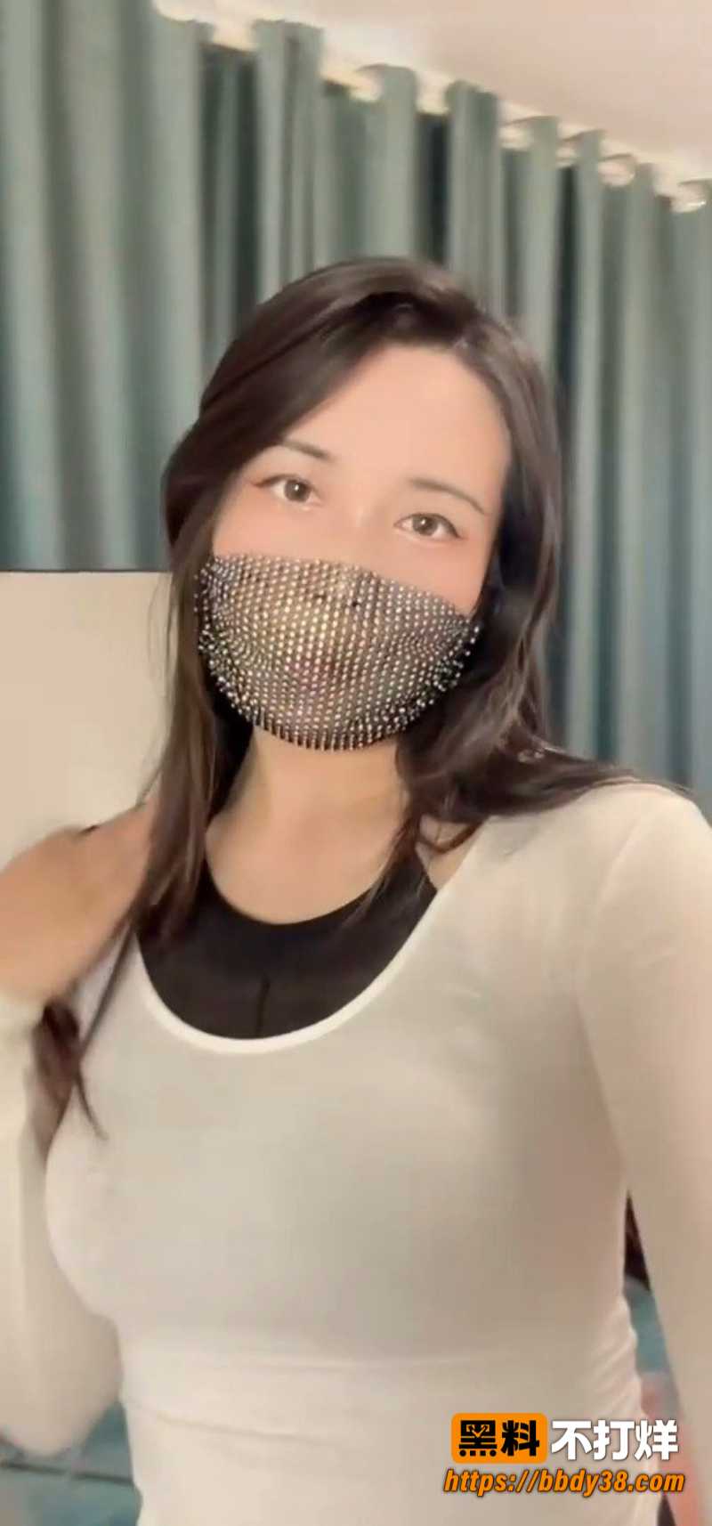 快手少妇蝴蝶姐姐接了金主单子 用丝袜勒私处的样子真的敢 身体反应很真实
