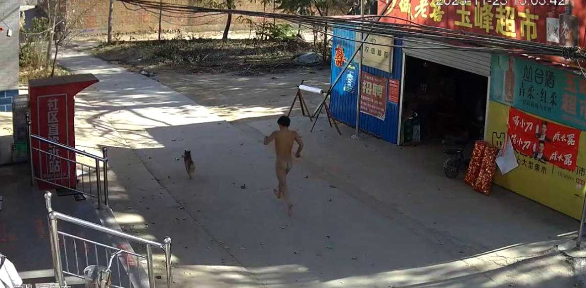 奇葩大赏!玉峰超市门口 一男子当街裸跑! 吓得老太太裤裆一紧,以为要对她行使不轨之事!