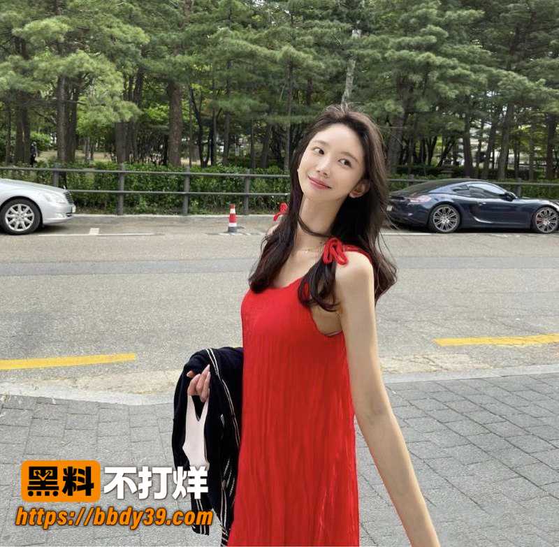 推特绿茶 小村花 蜂腰蜜桃臀 被金主后入爆操 外表纯情但是操起来逼是真的润 我也想尝尝她的滋味