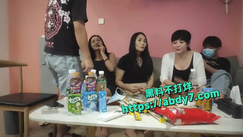 两小伙性欲旺盛大战三个老婆娘 2