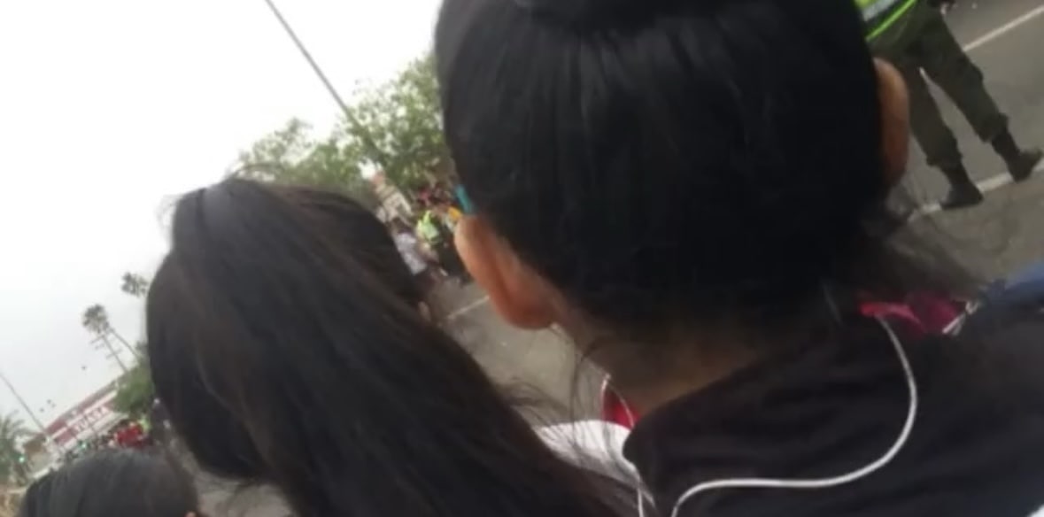 猥亵男男子当街露鸡顶美女肥臀