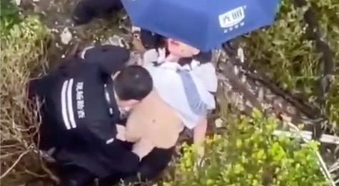 震惊 美女跳楼自杀 搜救人员竟如此施救!为什么还要脱人家裤子呢