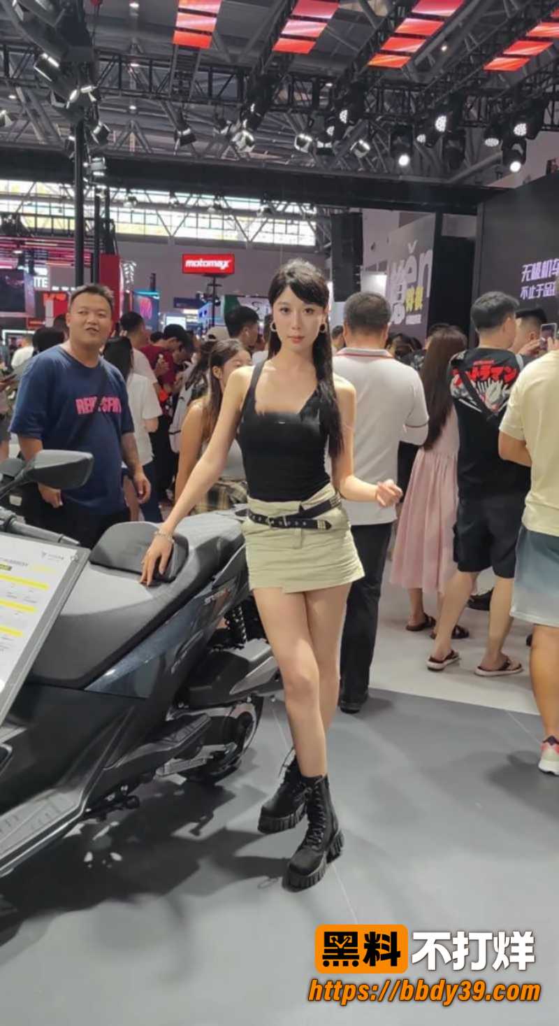 摩托车展抄底偷拍外国车模 银色短裙下黑裤若隐若现 肉感美臀尽收眼底