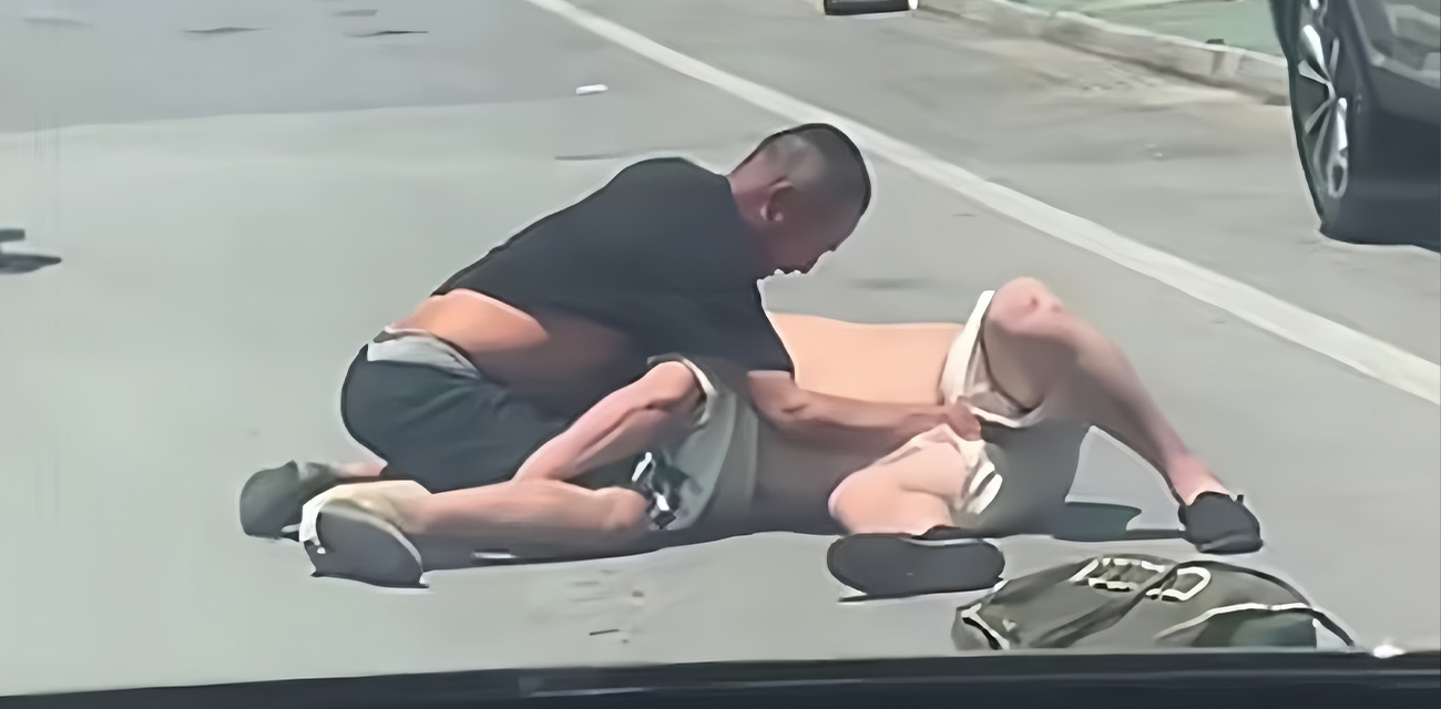 男的最懂男的痛楚 街头两男互殴  互相攻击对方死穴 互相扣鸡吧 看得就疼