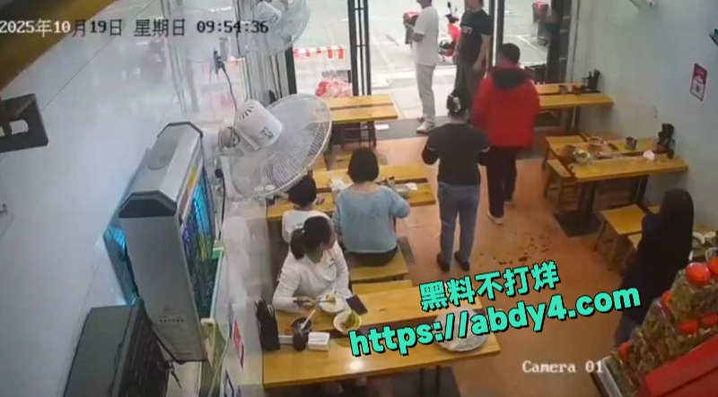 小仙女面馆一人独占两凳态度嚣张被男子及父亲当场暴打 3