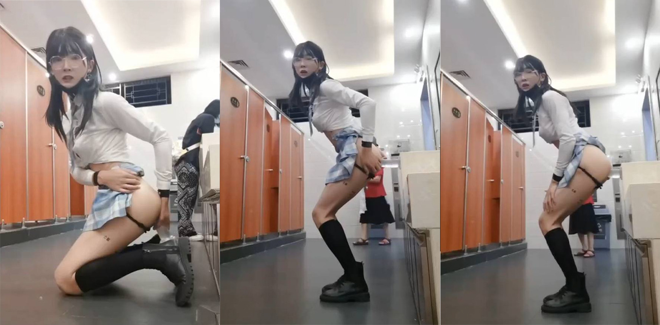 金主的任务 网红在女厕所当众自慰 丝毫不在乎身边有没有人!