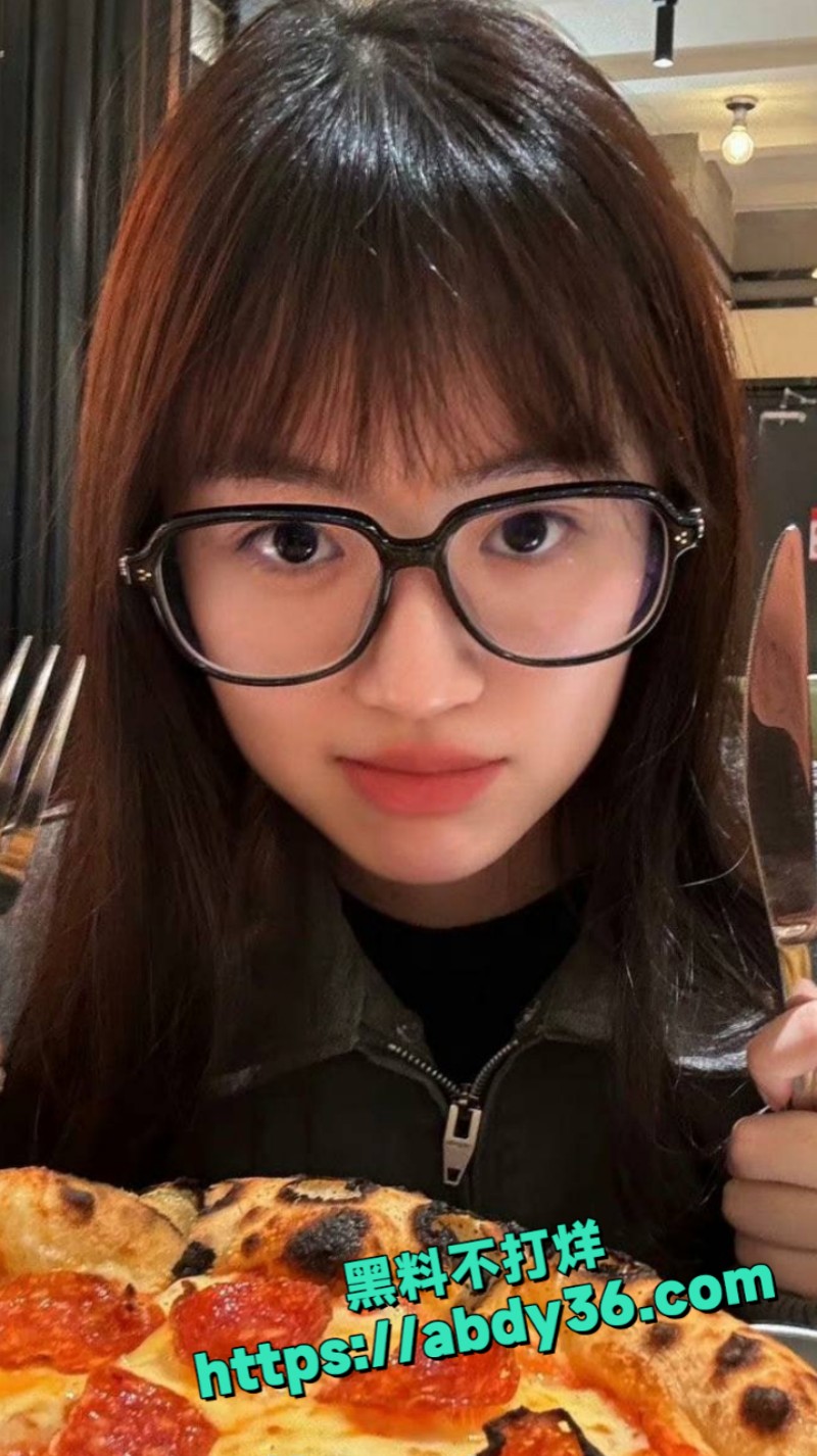 高颜值眼镜学生妹13