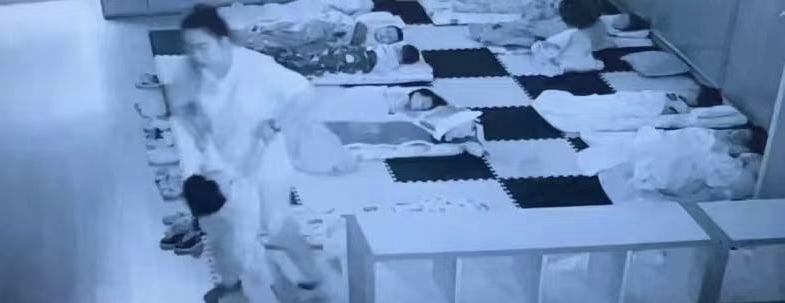 广西南宁爱丝托育中心幼师暴力拖拽打3岁女童(监控)