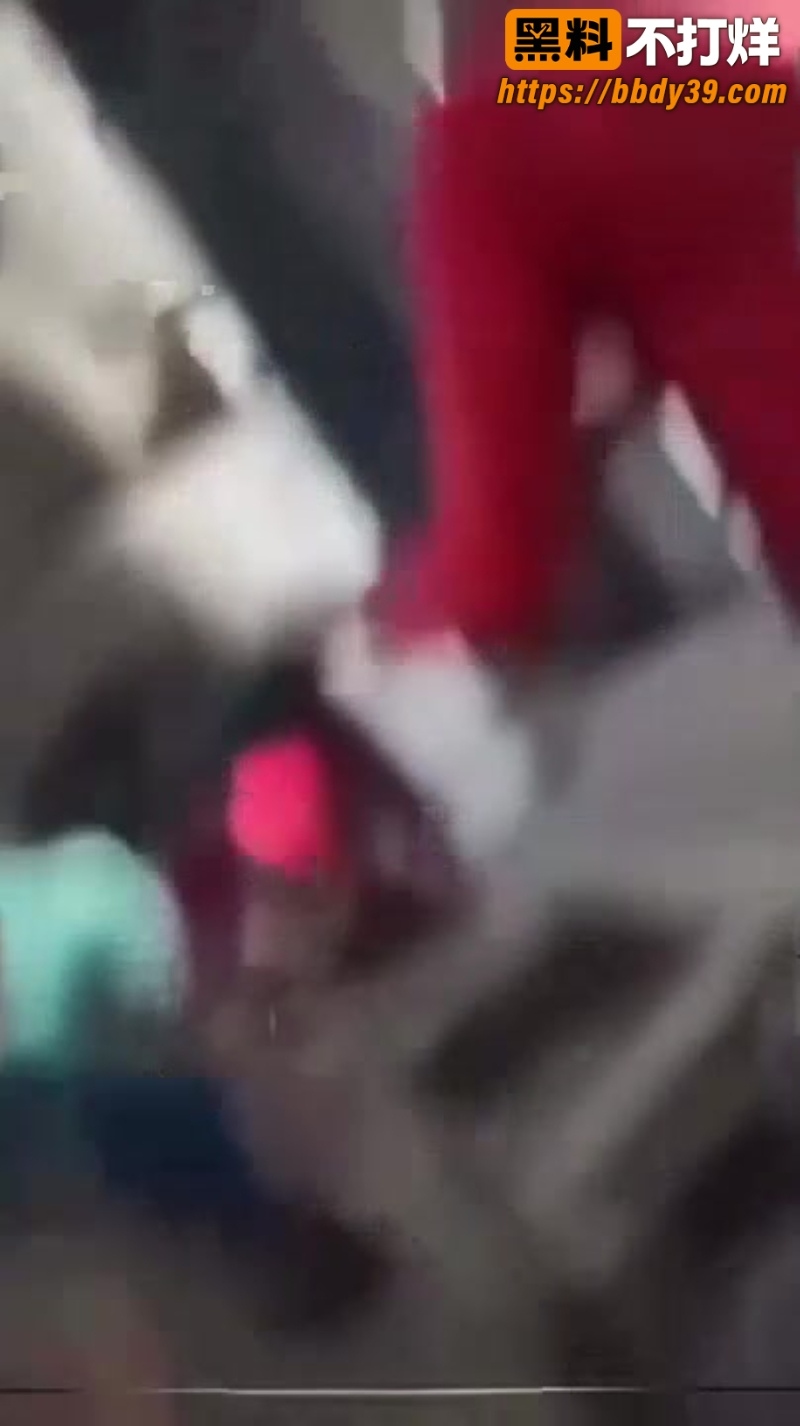 印度男子跳火化炉  2