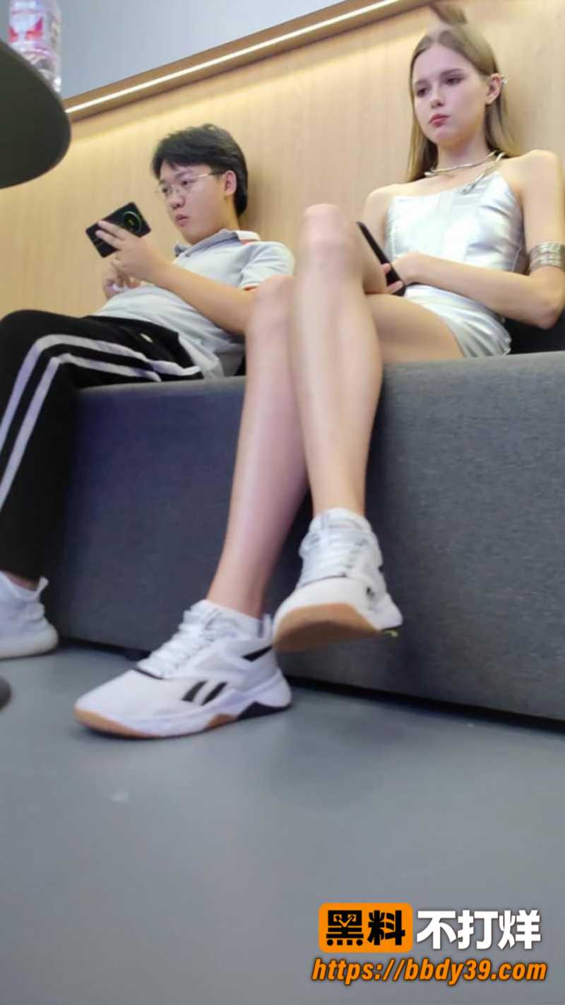 摩托车展抄底偷拍外国车模 银色短裙下黑裤若隐若现 肉感美臀尽收眼底