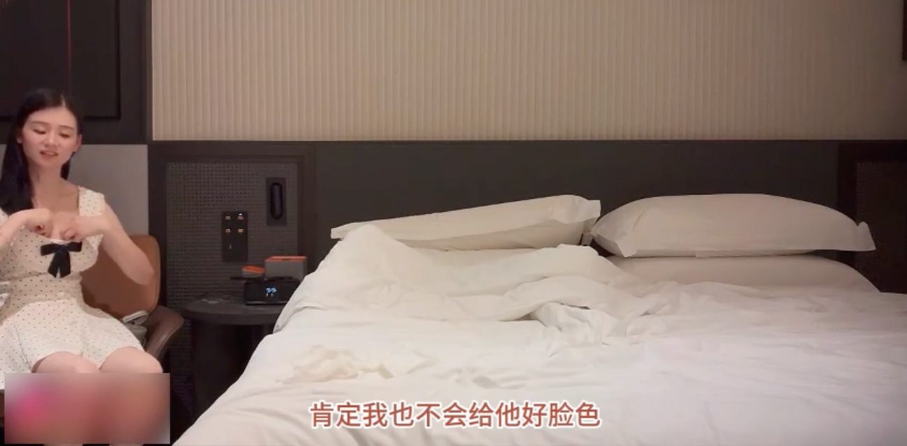 超强双飞!第一个超可爱的妹子和死鱼一样不会叫 而且下面一堆白带 操一半退钱换人了