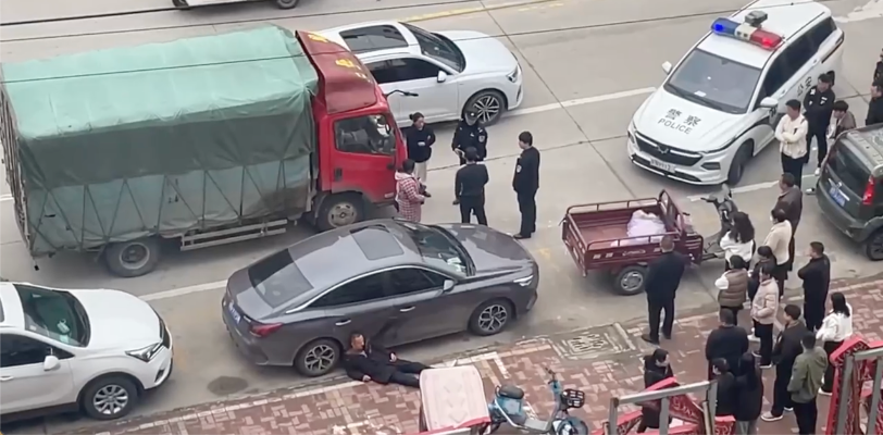 商丘宁陵 两男子当街互殴对全,不料两拳下去满脸是血 一人倒地生死难料