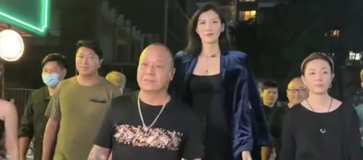 曾志伟和吴志雄都喜欢马来西亚一米八的模特！站着直接能舔到？