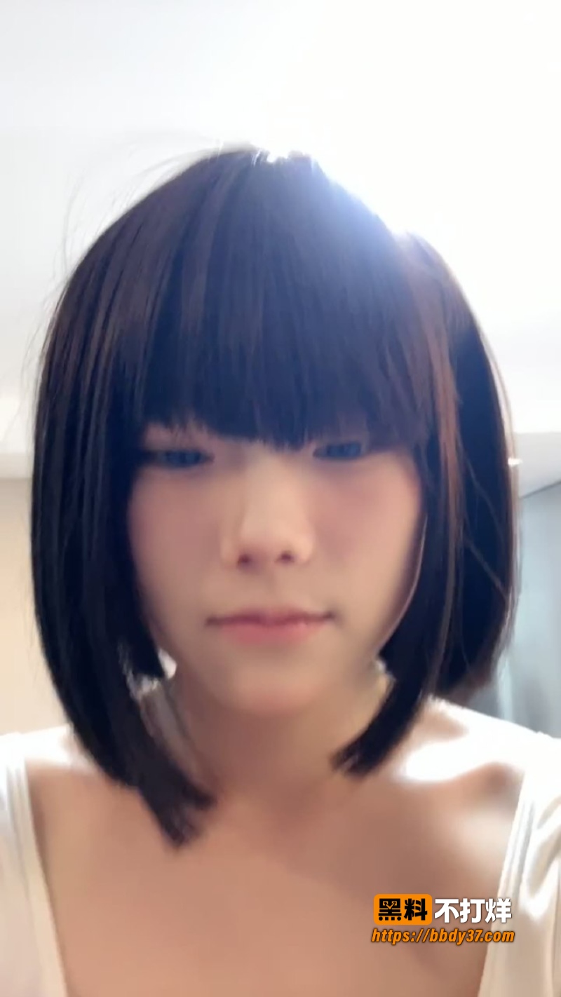 短发精神小妹小七抽烟直播反差1