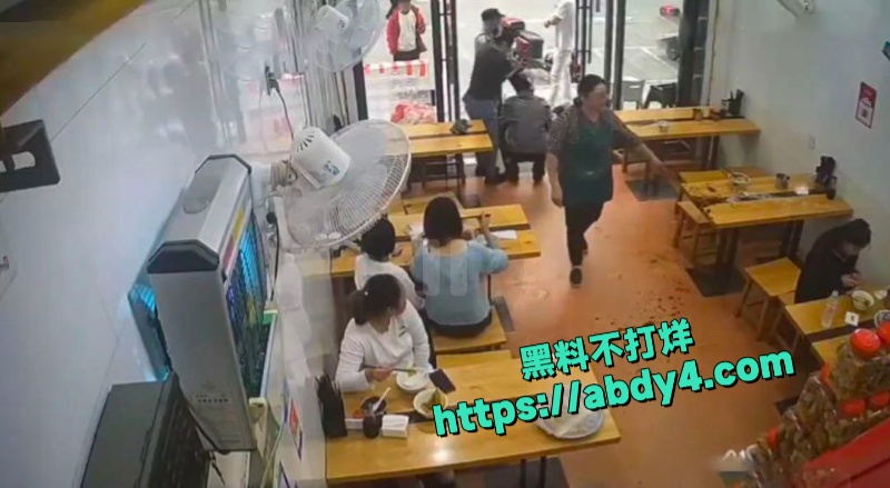 小仙女面馆一人独占两凳态度嚣张被男子及父亲当场暴打 1