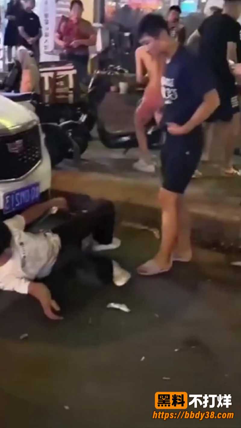 街头群殴冲突现场流出 男子光膀穿粉短裤参与互殴 现场混乱多人围观