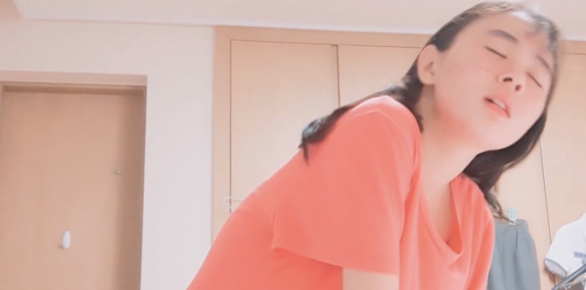 黑客强开电脑摄像头想不到看到美女在看手机自嗨