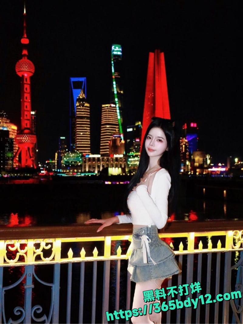 网红依婷与男友激情自拍后入视频9.