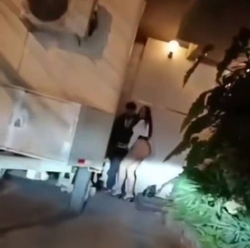 秘鲁情侣午夜时分公路边激情车震 不料被住宅区保安发现 户外偷情需警惕翻车