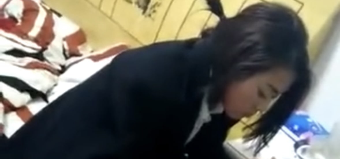 江西 某地，男人在外突然觉得不踏实，临时回家。发现衣衫不整的妻子和躲在窗帘后的男同事