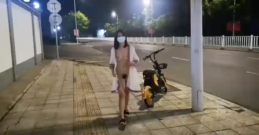 (最新流出)广西玉林露出人妻娇娇户外全裸行走收获目光无数