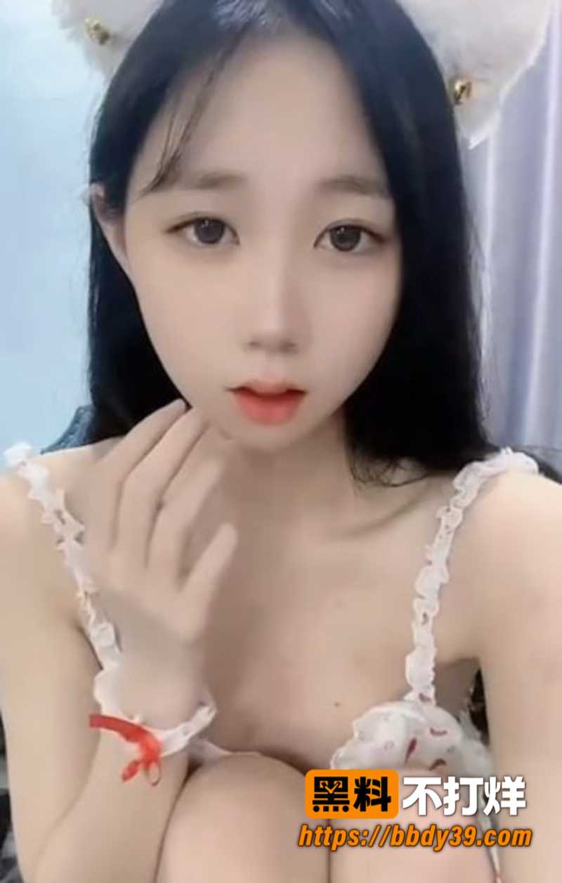 03年清纯大学生私下被金主网调 自拍展示骚穴 穿情趣制服的妹子真想上她