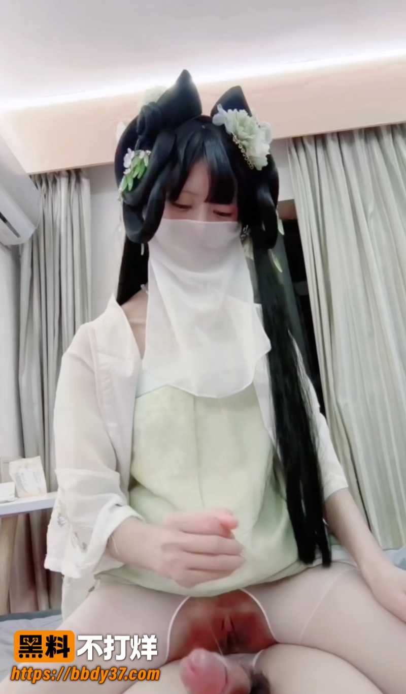 古装制服大学生酒店自拍 露出无毛一线天被金主花式骑乘无套猛操