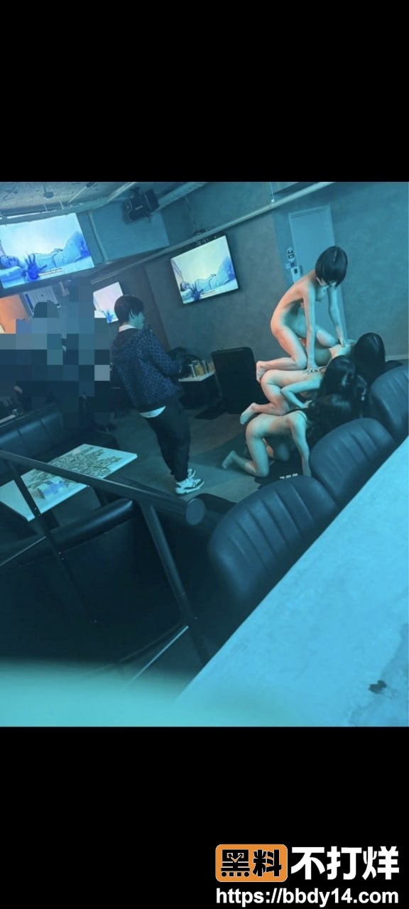 女性裸体香槟塔11