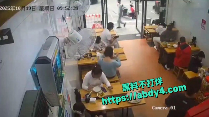小仙女面馆一人独占两凳态度嚣张被男子及父亲当场暴打 8